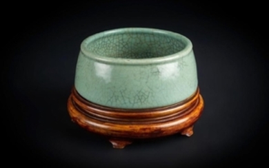 Arte Cinese A celadon pottery censer bearing a six