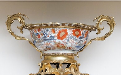 Coupe en porcelaine Imari, Japon, époque Meiji, monture fin XIXe s., en bronze ciselé et doré à décor rocaille, h. 30 cm, diam. 48 cm
