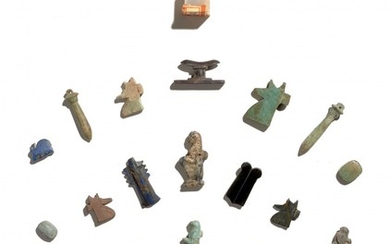 ÉGYPTE, BASSE-ÉPOQUE Ensemble de vingt-huit amulettes en pierre dure et faïence