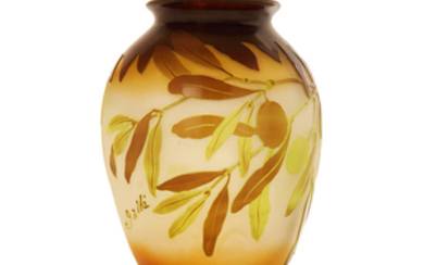 ÉTABLISSEMENTS GALLÉ (1904-1936) Vase ovoïde en verre multicouche...