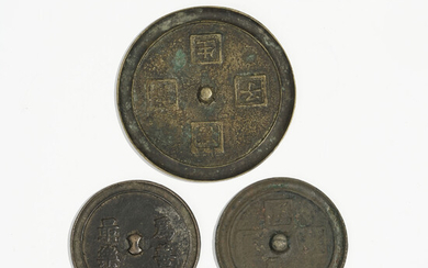 3 miroirs circulaires en bronze, Chine, dynastie Ming, diam. 8 cm, 8,5 cm et 11,5 cm