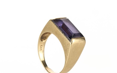 689640 Chr. Veilskov Vintage ring of 14 kt with synthetic sapphire