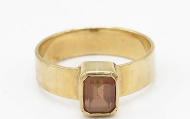 9ct gold bezel set pink tourmaline single stone ring (3.2g) ...