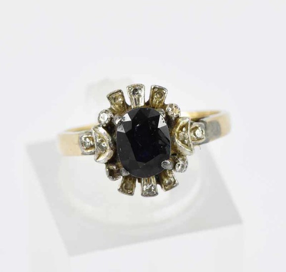 A 14ct YELLOW GOLD RING