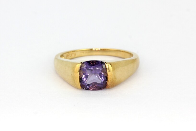 A 9ct yellow gold ring set with a cushion cut iolite, (N.5).