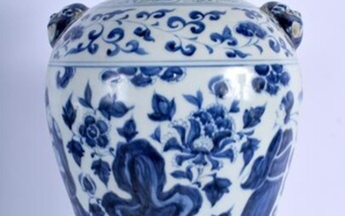 A CHINESE BLUE AND WHITE PORCELAIN VASE 20th Century