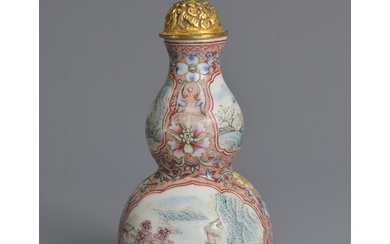 A CHINESE FAMILLE ROSE PORCELAIN SNUFF BOTTLE, 19TH CENTURY....