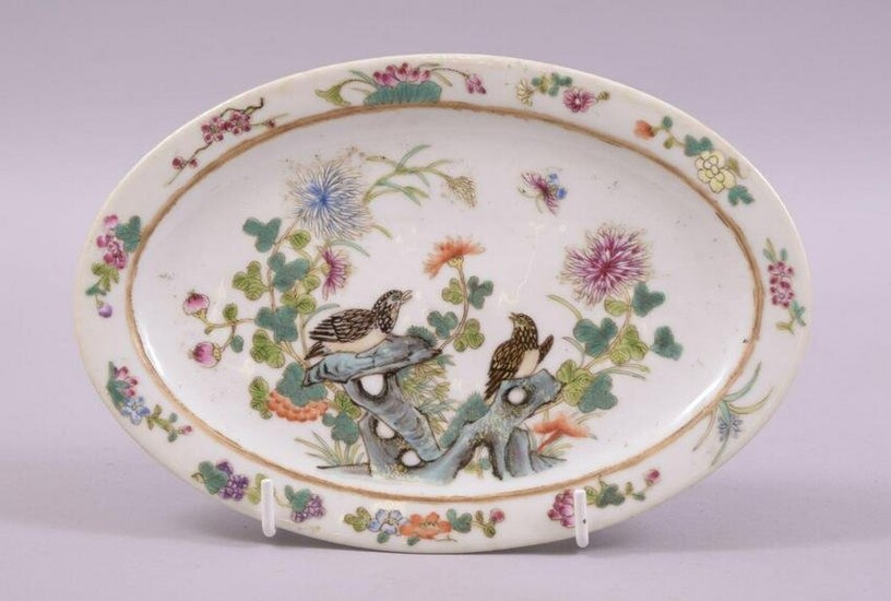 A CHINESE FAMILLE VERTE OVAL SHAPED PORCELAIN DISH