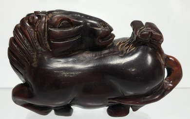 A CHINESE QING DYNASTY CHERRY AMBER HORSE FIGURINE