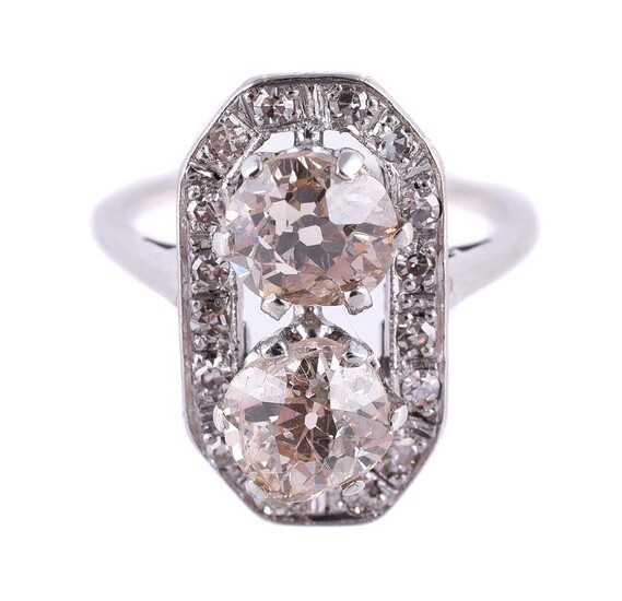 A CINNAMON DIAMOND AND DIAMOND CLUSTER RING