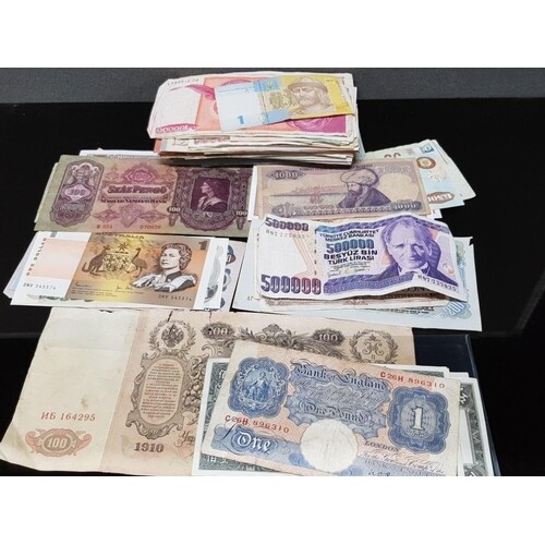 A COLLECTION OF WORLD BANKNOTES IN MIXED CIRCULATED GRADES O...