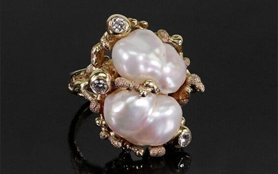 A Freshwater Pearl & Diamond Ring.