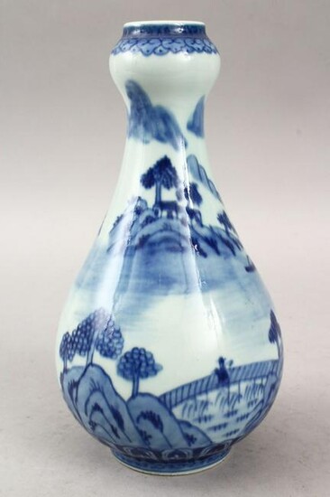 A GOOD CHINESE BLUE & WHITE PORCELAIN VASE, decorated