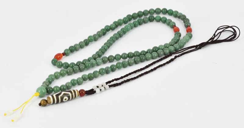 A GREEN STONE NECKLACE