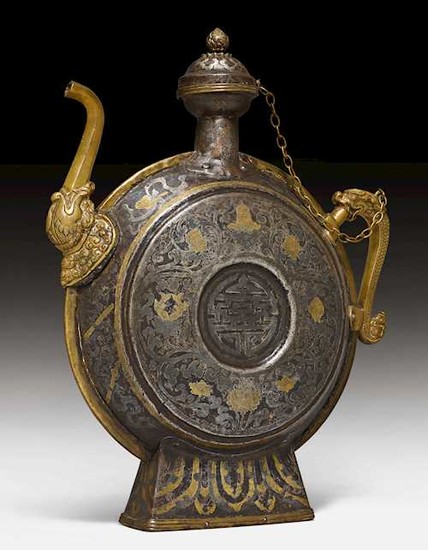 A LARGE SILVER AND GOLD DAMASCENED IRON BEER JUG.