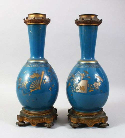 A PAIR OF 19TH CENTURY CHINESE PORCELAIN BOTTLE VASES /