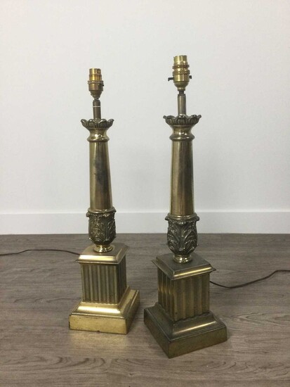 A PAIR OF EARLY 20TH CENTURY BRASS COLUMN TABLE LAMPS