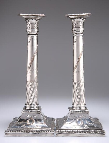 A PAIR OF OLD SHEFFIELD PLATE CANDLESTICKS, CIRCA 1790