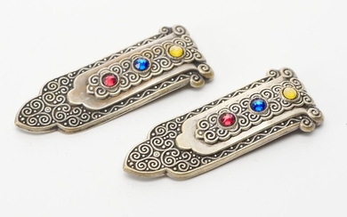 A PAIR OF VINTAGE PASTE DRESS CLIPS IN BASE METAL, LENGTH 60MM
