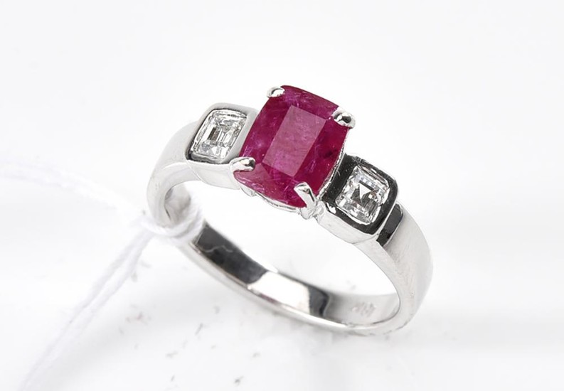 A RUBY AND DIAMOND RING IN 18CT WHITE GOLD, RING SIZE M