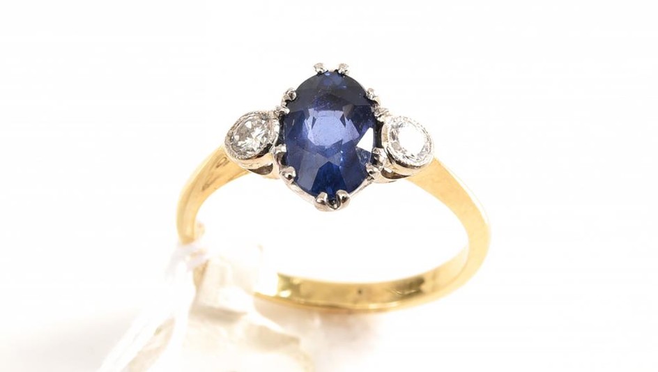 A SAPPHIRE AND DIAMOND RING IN 18CT GOLD, SIZE M