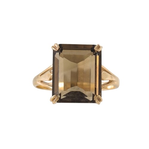 A SINGLE STONE TOPAZ RING, mounted in 9ct gold, size K