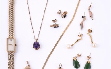 A SMALL COLLECTION OF GOLD COLOURED JEWELLERY