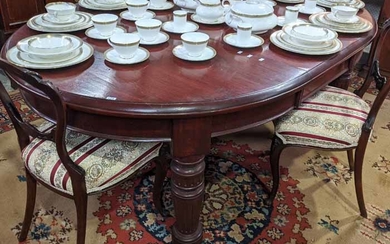 A VICTORIAN MHOGANY DINING TABLE