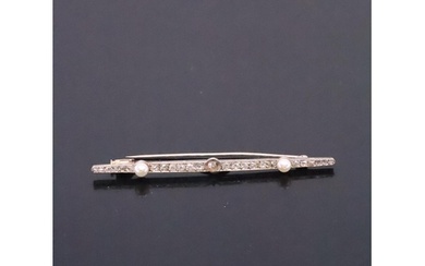 A diamond and pearl bar brooch approx. 3.7 grams (missing on...