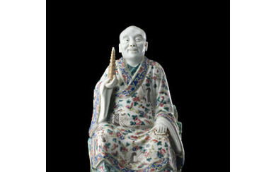 A polychrome porcelain figure depicting a seated sage, wood base (defects) China, late Qing dynasty/Republic Period (1912-1949) (h. 26 cm.)