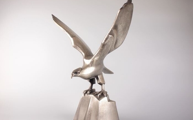 A silver-color bronze statue of an eagle with its wings spread - Bronze - Japan - Shōwa period (1926-1989)