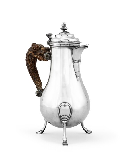 A silver tripod coffee-pot, the handle shaped as a dolphin, François-Xavier Brunet, Dôle, 1784-1785 | Verseuse tripode en argent, l'anse en forme de dauphin par François-Xavier Brunet, Dôle, 1784-1785