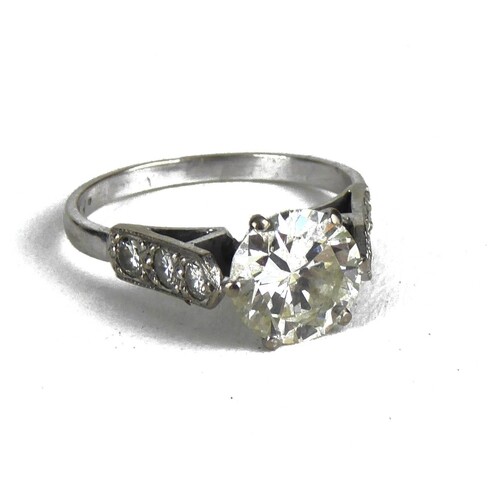 AN 18CT WHITE GOLD AND 2.5CT DIAMOND RING The single round c...