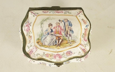 AN 18TH/EARLY 19TH CENTURY FRENCH PORCELAIN PATCH BOX