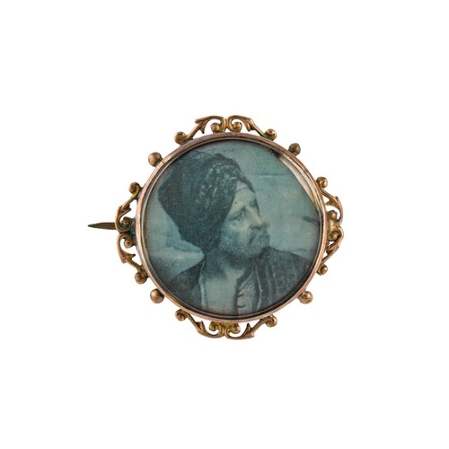 AN 9CT GOLD FRAMED CIRCULAR PHOTO LOCKET, set with an Agate...