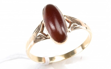 AN ANTIQUE CABOCHON CARNELIAN SET RING IN 9CT GOLD, SIZE S-T, 2.6GMS