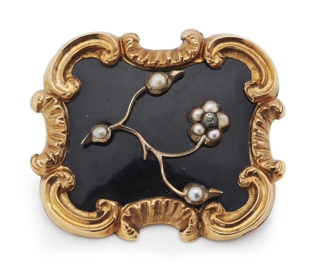AN ANTIQUE ENAMEL AND SEED PEARL MOURNING BROOCH
