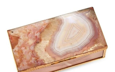 AN ANTIQUE ITALIAN GOLD AND AGATE SNUFF BOX, PROBABLY