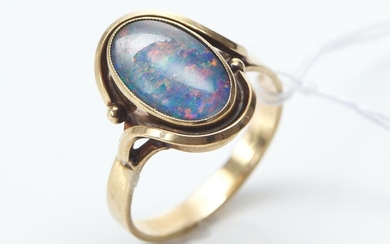 AN ANTIQUE OPAL TRIPLET RING IN 9CT GOLD, RING SIZE R, 4.3GMS