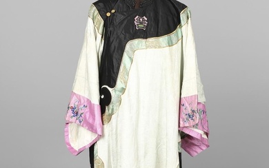 ANTIQUE CHINESE SILK ROBE. A late 19thc/early 20thc Chinese ...