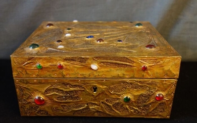 Alfred Louis Daguet (1875-1942) (attr.) - Gilded copper wooden box box art nouveau motif with cabochon inclusions (1)
