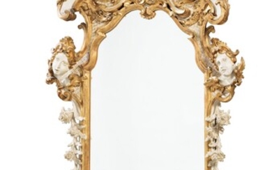 An Italian parcel gilt and white painted mirror, Firenze, early 18th century Miroir en bois laqué blanc et rechampi or, travail florentin du début, XVIIIe siècle
