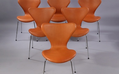 Arne Jacobsen. A set of six chairs 'Syveren', model 3107, light cognac colored aniline leather. New seat height 46.5 cm. (6)