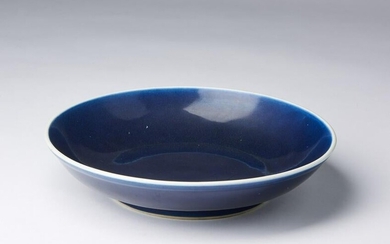 Arte Cinese A monochrome blue glazed porcelain dish