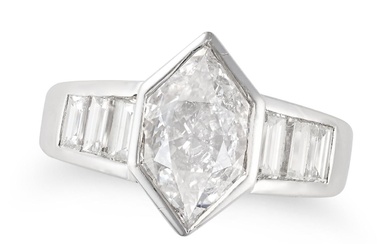 BAGUE DE ROBE EN DIAMANT sertie d'un diamant hexagonal taillé en escalier d'environ 1,75 carats,...