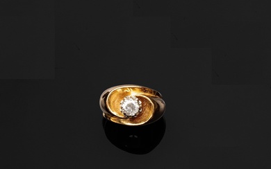 Bague chevalière en or 18k (750e), ornée d'un diamant taille brillant en serti griffe pesant...