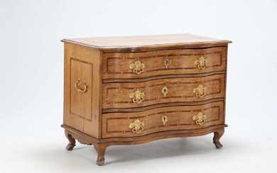 Baroque oak chest of drawers with curved front with three drawers and gilt handles, 18th century.