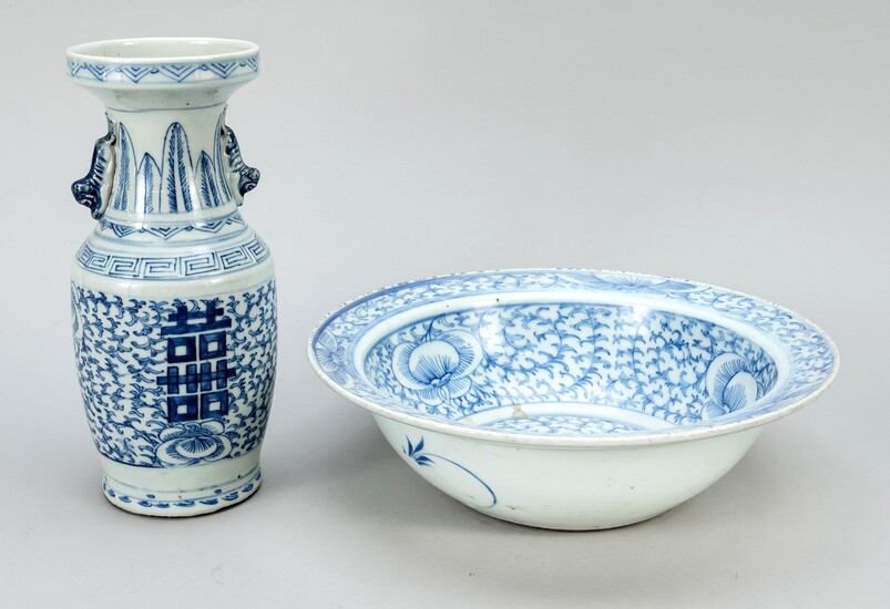 Blue and white vase and bowl, China, 18th/19th c