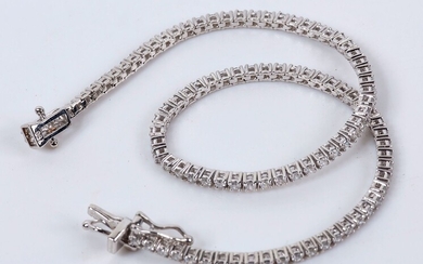 Bracelet ligne en or gris 18K (750 millièmes) articulé entièrement serti de diamants taillés en...