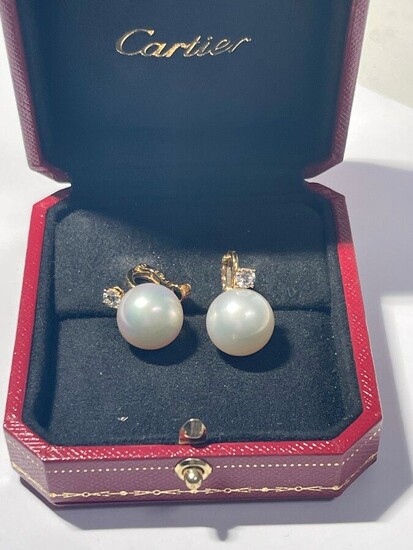 CARTIER BOUCLES d'oreilles clips or avec d'importantes perles et diamants (diam perle env 13.7 mm)...